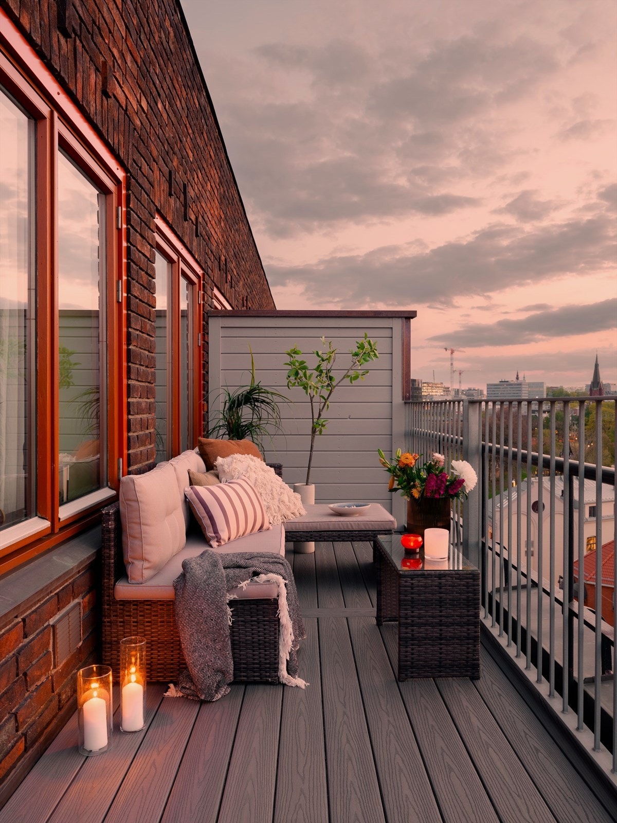 Terrassens planløsning gjør det enkelt å innrede i forskjellige soner. Her har du både plass til loungeområde, solsenger, en rekke planter, spisebord og grill. Galleribilde