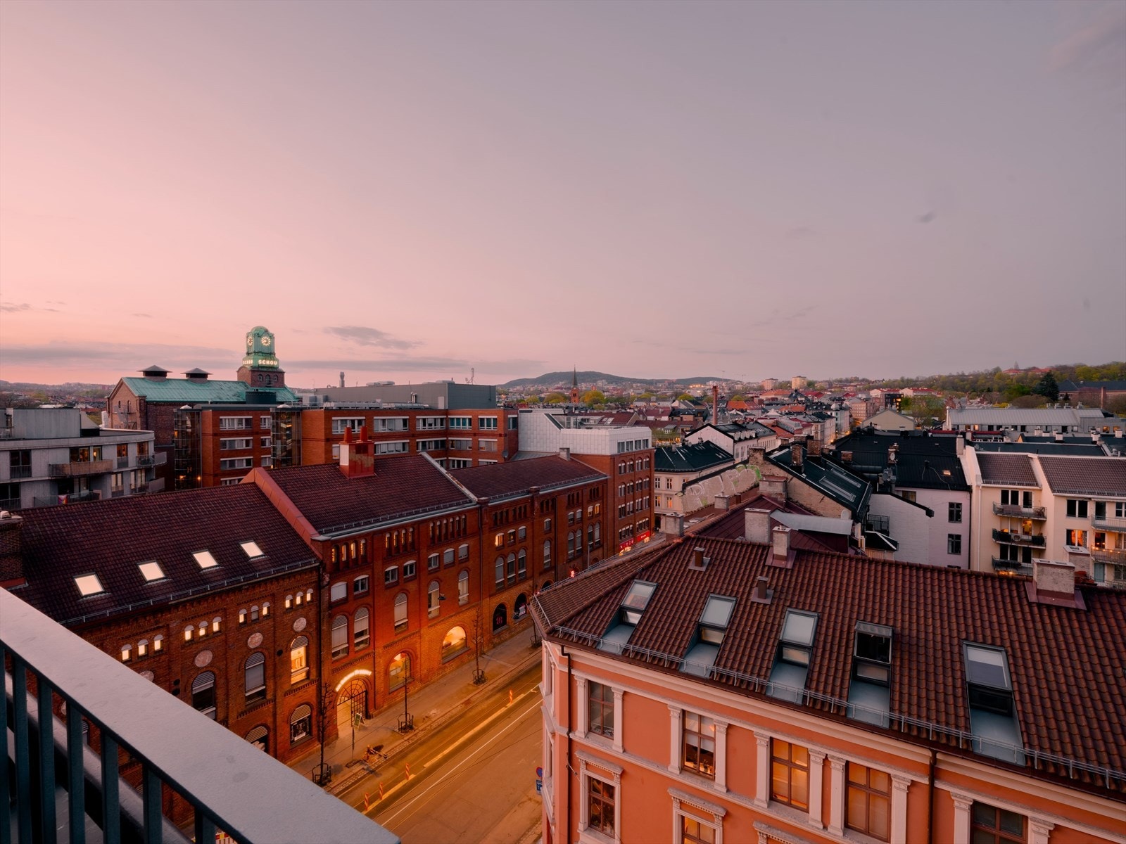 Lykken er å bo på toppen med en utsikt som mange vil misunne deg! Galleribilde