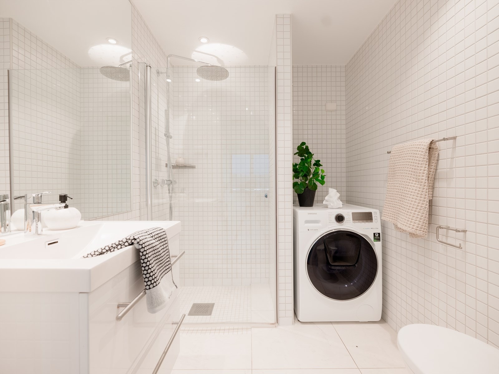 Badet ble oppgradert i 2018, med pene gulvfliser og gulvvarme. Badet er lyst og behagelig, og gir en god start på dagen. Galleribilde