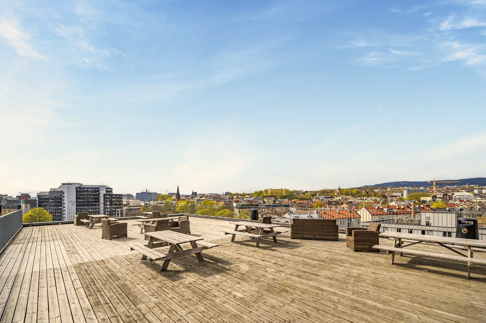 Borettslaget har to fantastiske takterrasser med bl.a. flere sittegrupper, loungemøbler og solsenger, som kan benyttes av beboerne. Her har du 360 graders utsikt og sol fra morgen til kveld! Galleribilde