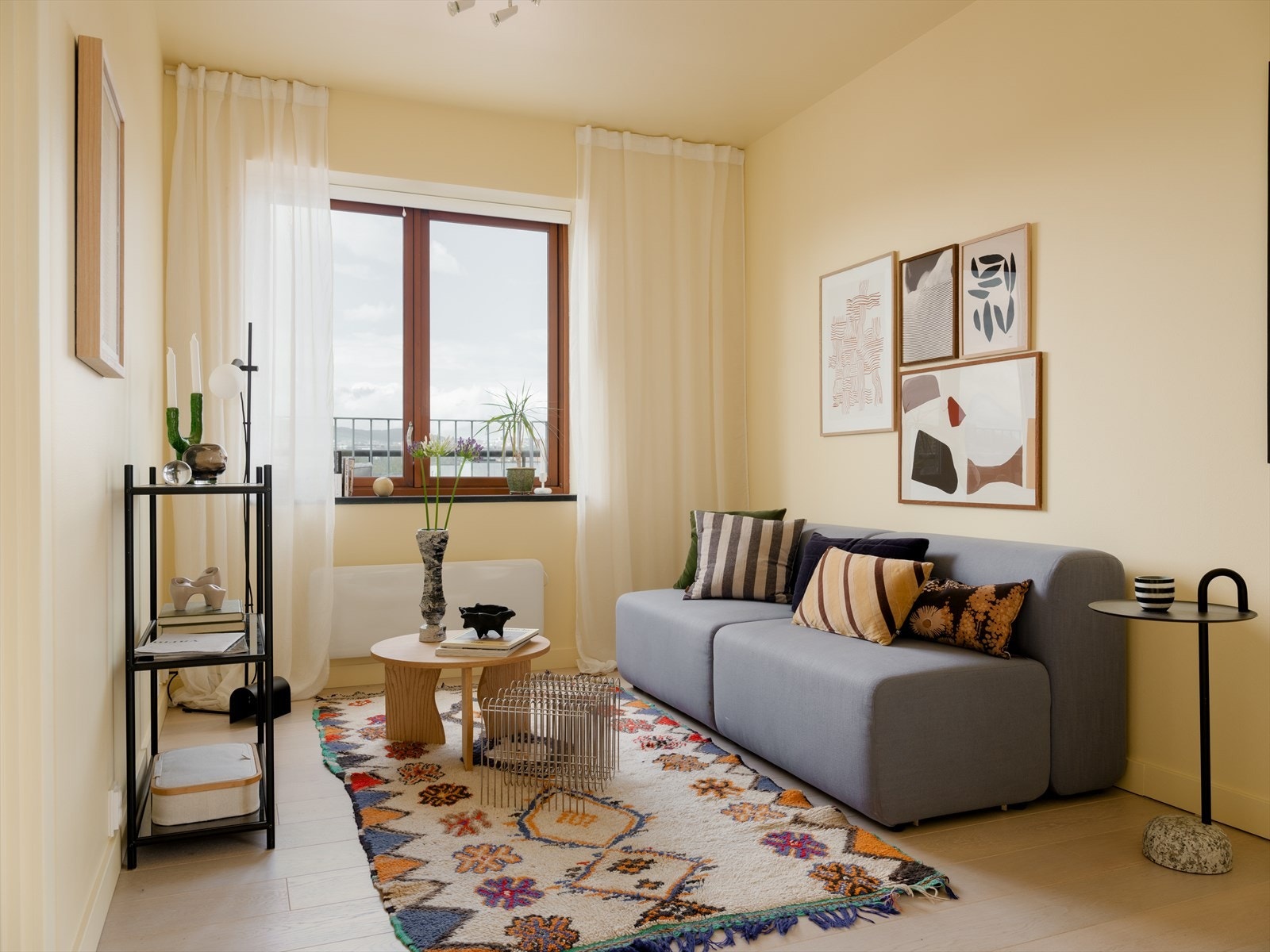 Stuens utforming gjør det enkelt å møblere i ulike soner, med plass til en ordentlig sofa- og TV-krok i tillegg til spisebord hvor det kan dekkes på til mange gjester. Galleribilde