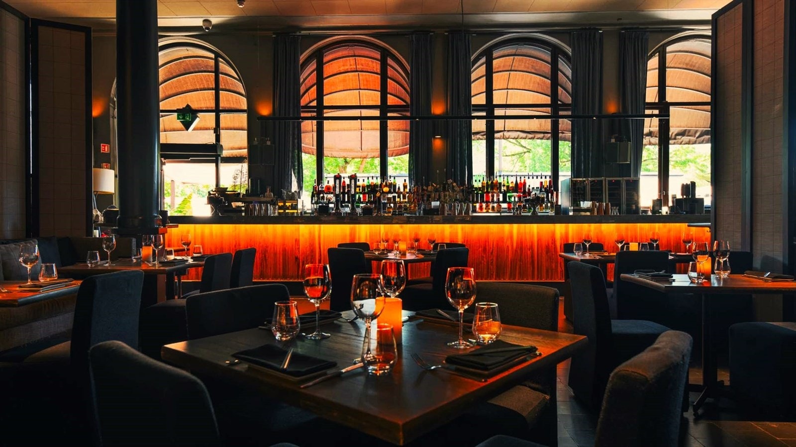 Den populære restauranten SüdØst med fantastisk bakhage ligger i nabobygget. Galleribilde