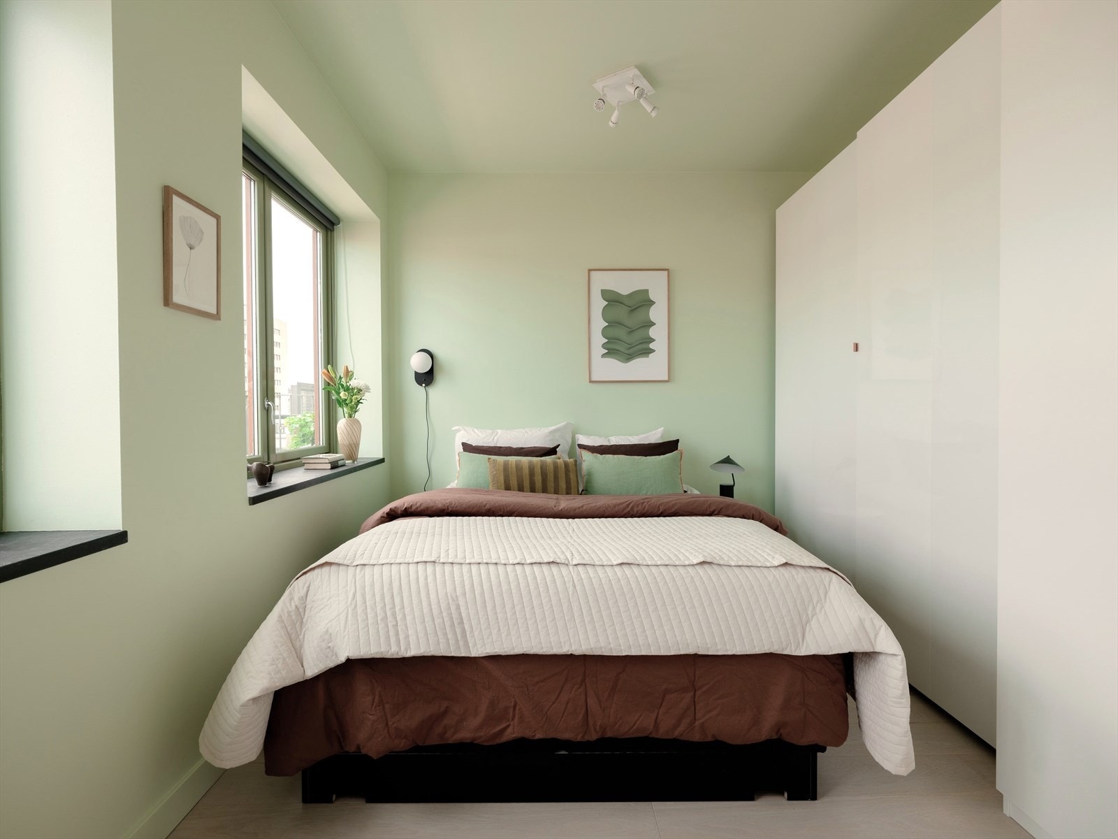 Leiligheten har to gode soverom, beliggende i hver sin ende av leiligheten. Galleribilde