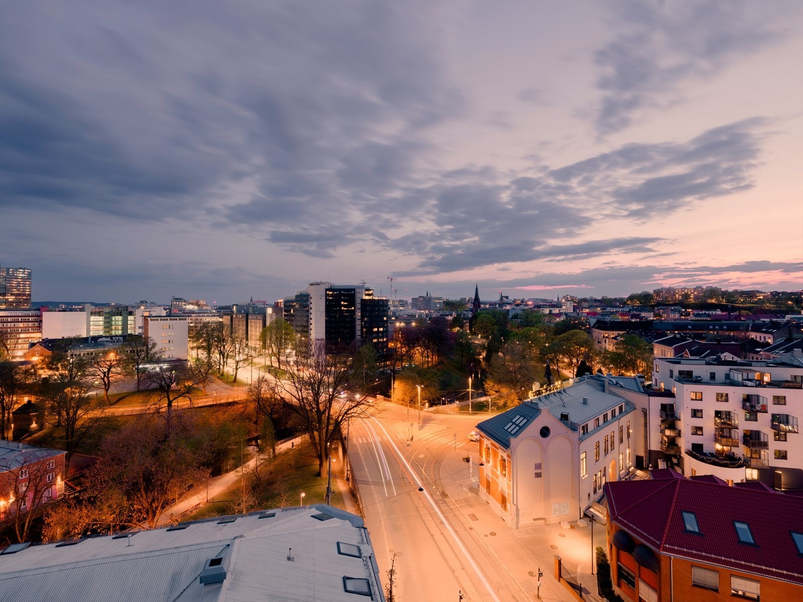 På kveldstid kan du følge solnedgangen og himmelens fargespill. Galleribilde