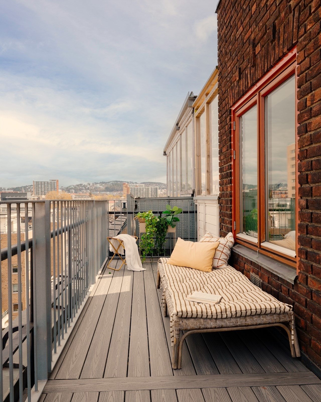 Terrassen ble omtekket i 2021, hvor det ble montert nye terrassebord i kompositt. Galleribilde