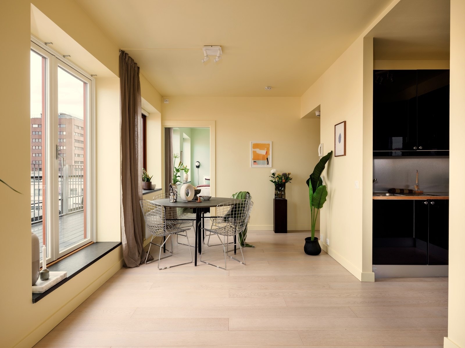 Leiligheten har en arealeffektiv fordeling av antall kvadratmeter, med åpen og sosial stue- og kjøkkenløsning, romslig bad og to gode soverom. Galleribilde