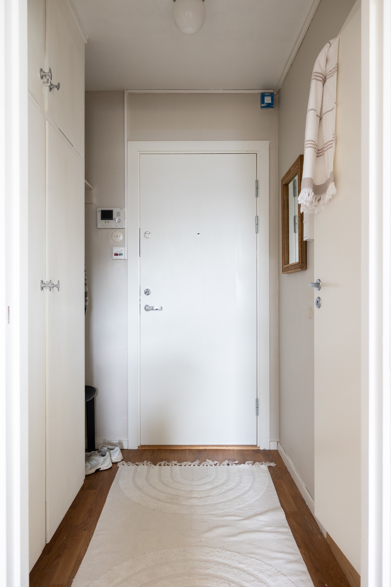 Svært innbydende og lys entre som gir deg et godt førsteinntrykk av leiligheten. Galleribilde