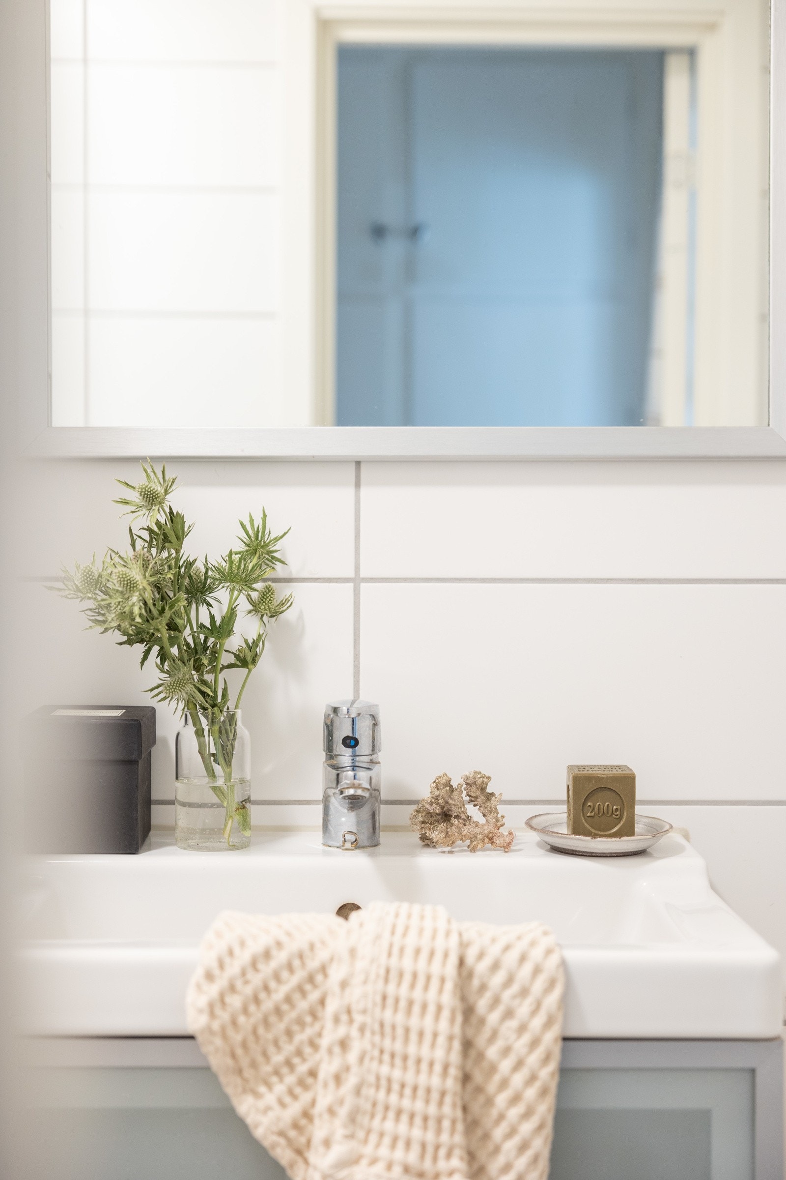 Rommet har servantskap med glassfronter med nedfelt servant, samt speil over, dusj, vegghengt wc. Galleribilde