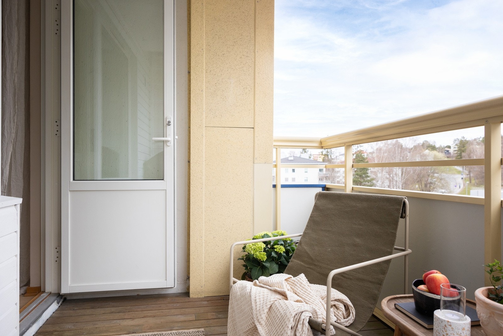 Balkongen har rikelig med plass til utemøblement. Galleribilde