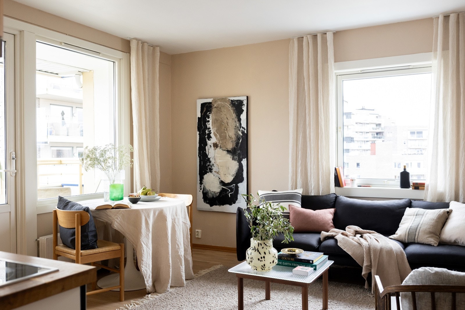 Lys og flott stue med tidsriktige farger som gir en behagelig atmosfære. Galleribilde