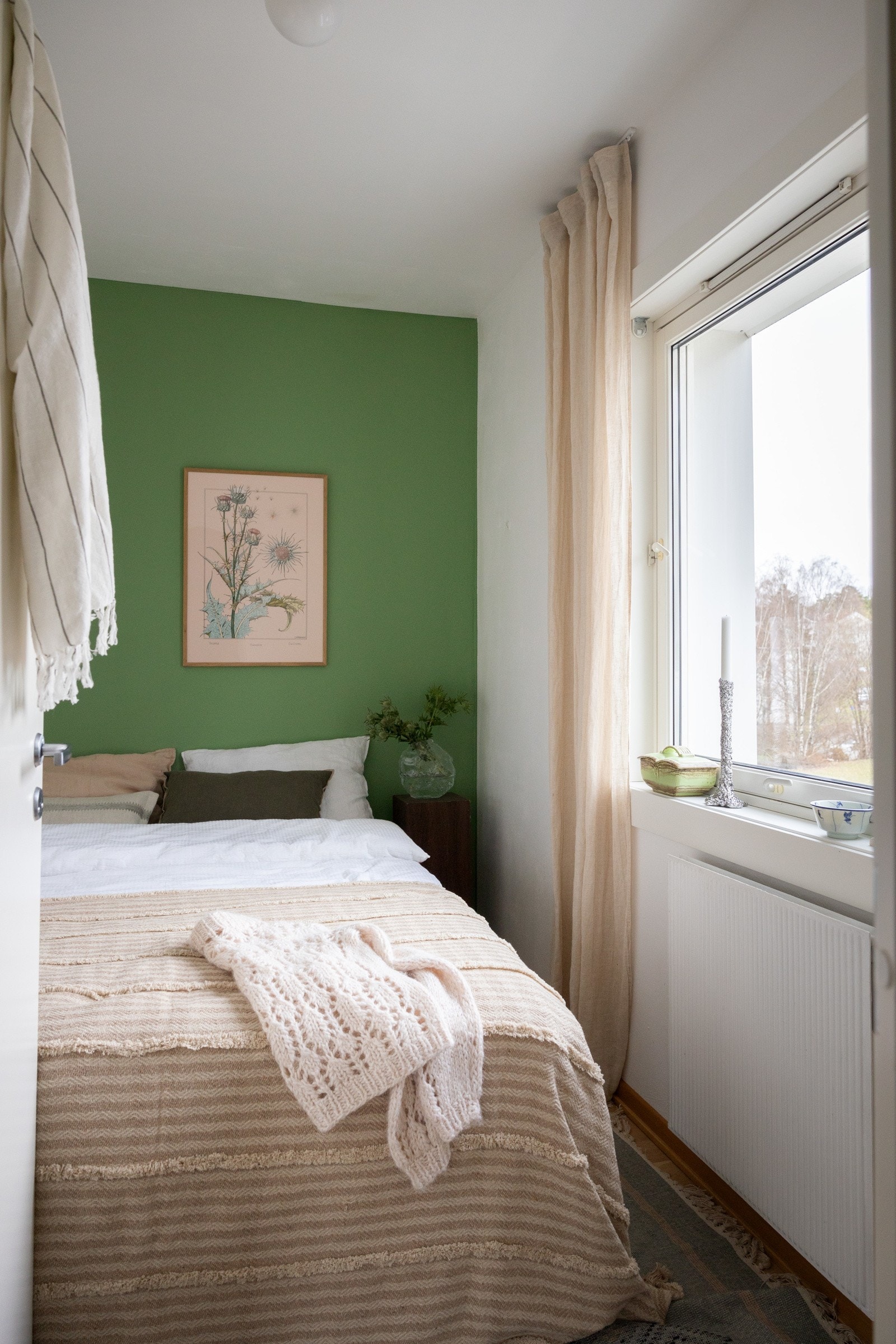 Lunt og fint soverom som er malt i tidsriktig farger, som leiligheten forøvrig. Galleribilde