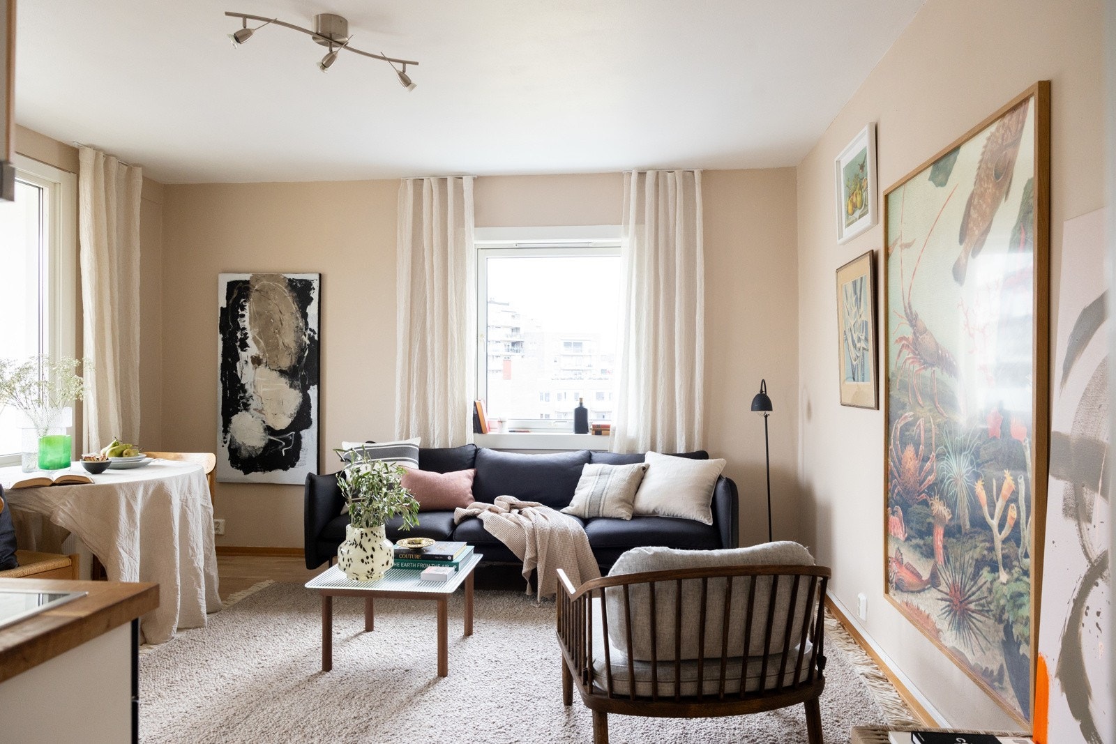 Stuen er luftig med store vindusflater som slipper godt med naturlig lys inn. Galleribilde