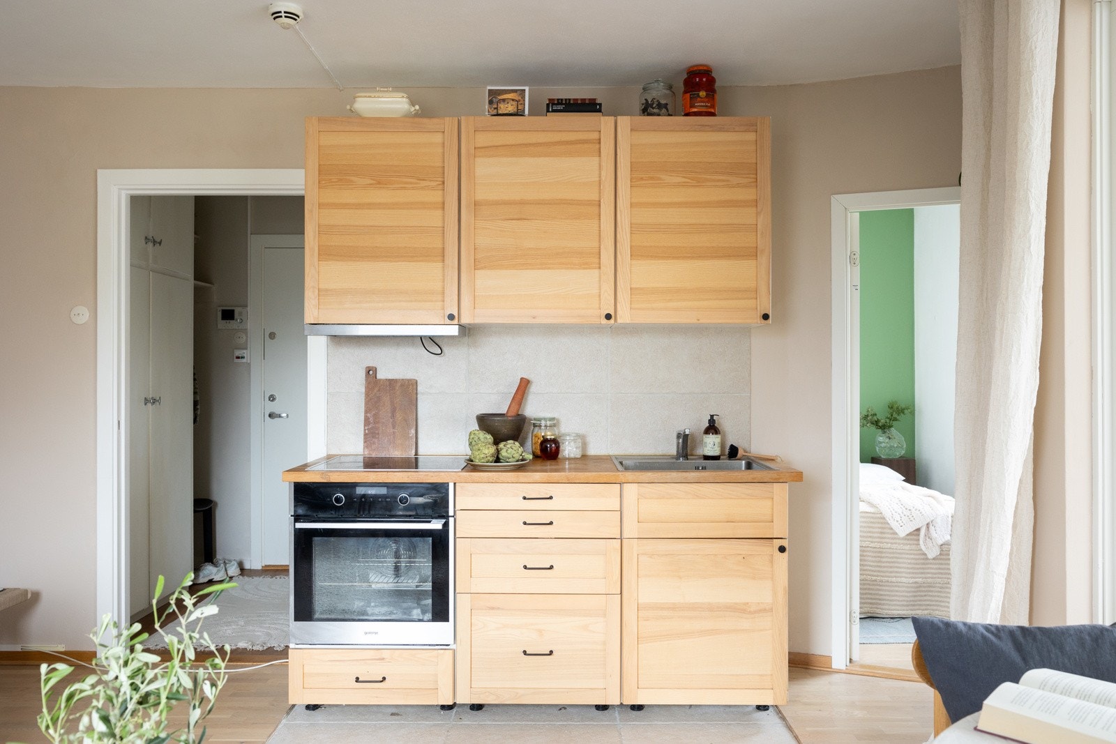 Integrerte hvitevarer som komfyr med platetopp. Galleribilde