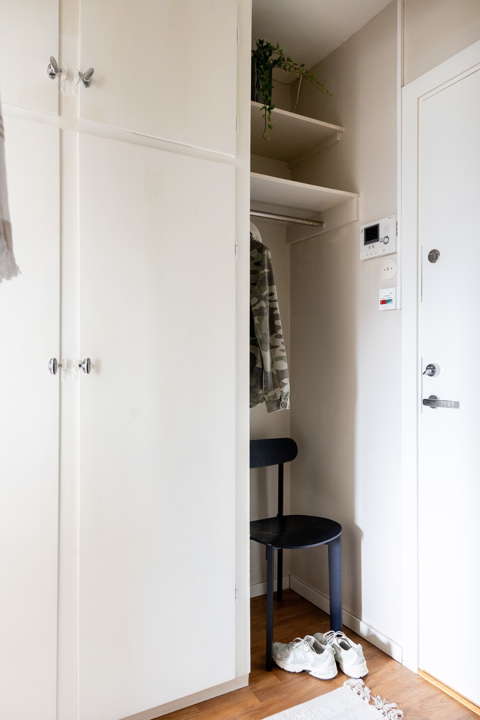 Garderobeskapet gir rikelig med oppbevaringsmuligheter av yttertøy og sko. Galleribilde