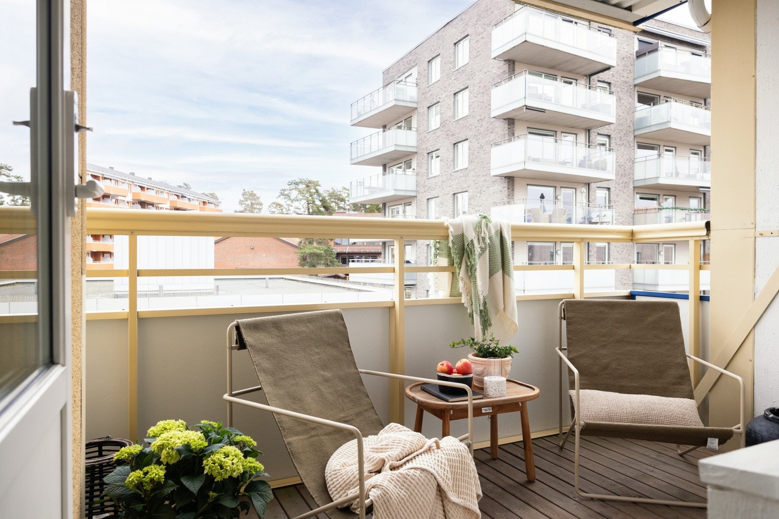 Fra stuen har man utgang til leilighetens balkong som er på 6 kvm. Galleribilde