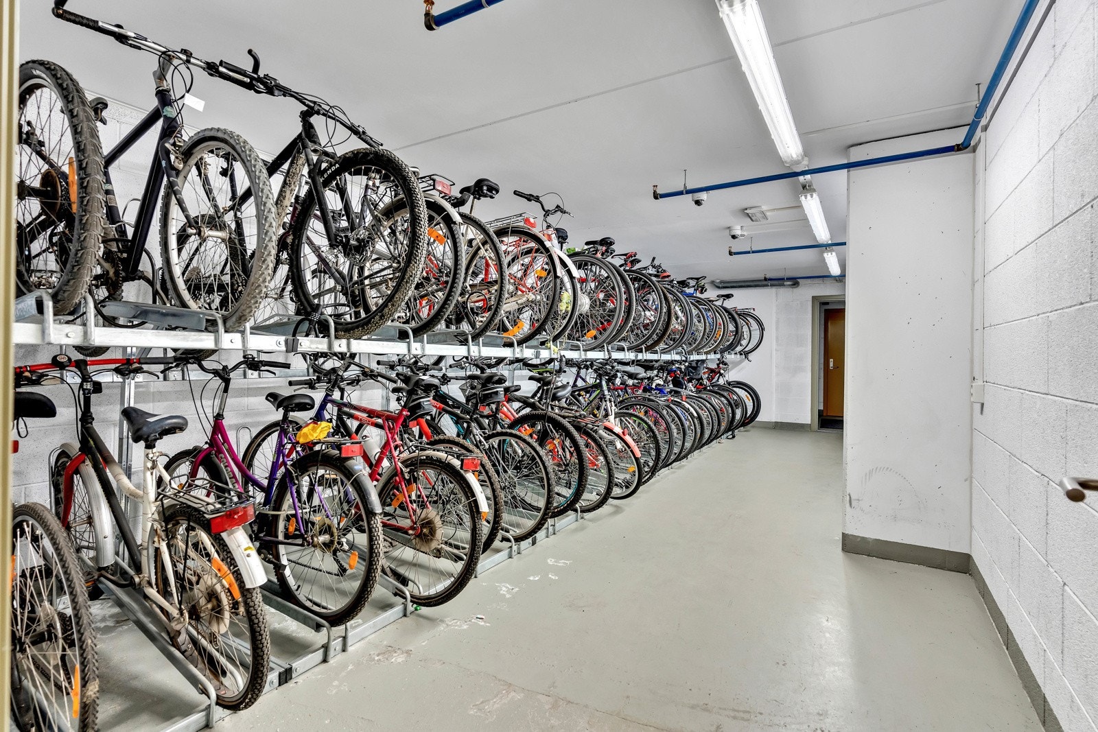 Borettslaget har egen innelåst sykkelparkering. Lillestrøm er en svært sentral by med det meste i gang- og sykkelavstand Galleribilde
