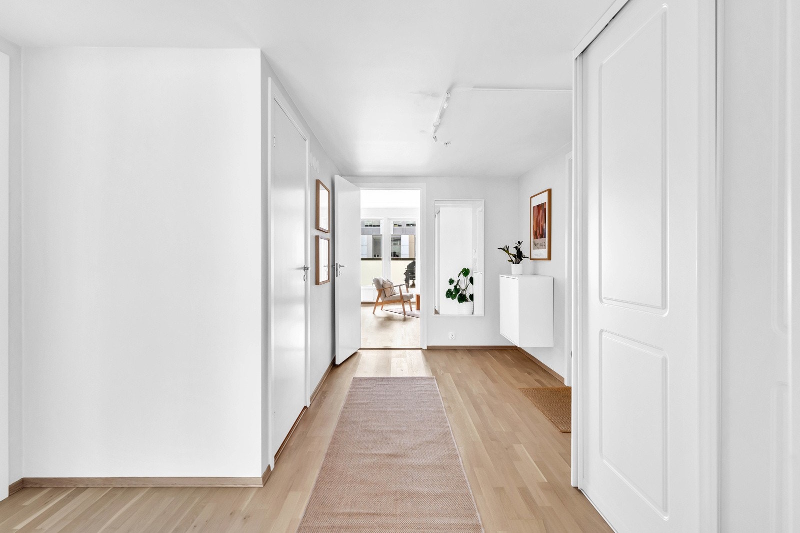 Vi vender oss tilbake til gangen mot badet og soverommene Galleribilde