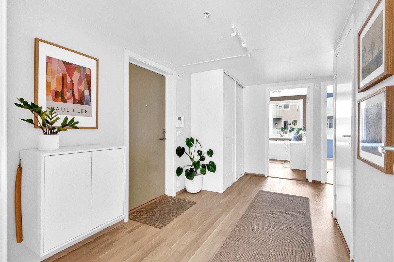 Velkommen inn - Entréen har godt med oppbevaringsplass i garderobeskapet, og herifra er det tilgang til alle rommene i boligen Galleribilde