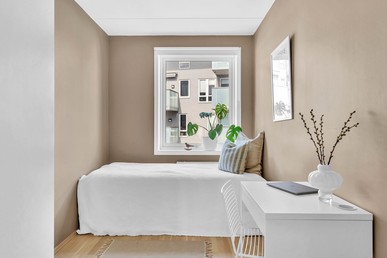Soverom to er malt i en beige tone, og fungerer ypperlig som gjesterom, barnerom, kontor eller walk-in Galleribilde