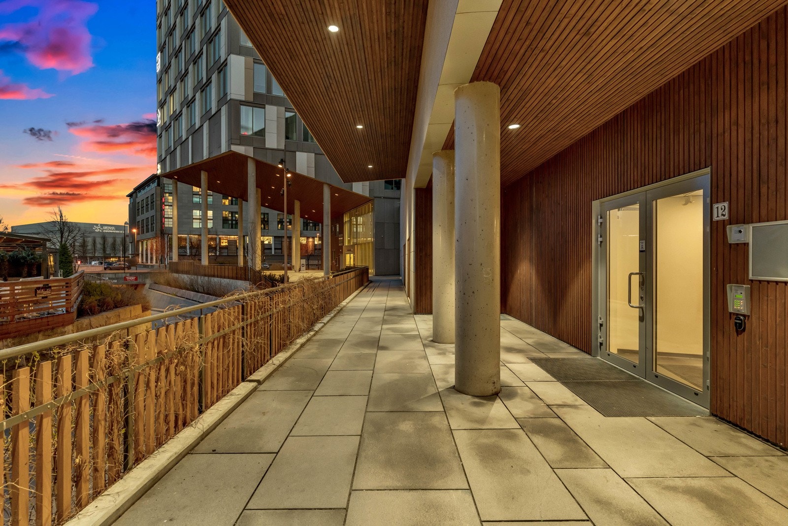 Borettslaget ligger i et nyere utviklet område i Lillestrøm, med stilig arkitektur og praktiske løsninger for alle aldere. Callinganlegg med kamerafunksjon slik at du til enhver tid kan se gjestene ved ytterdøren Galleribilde