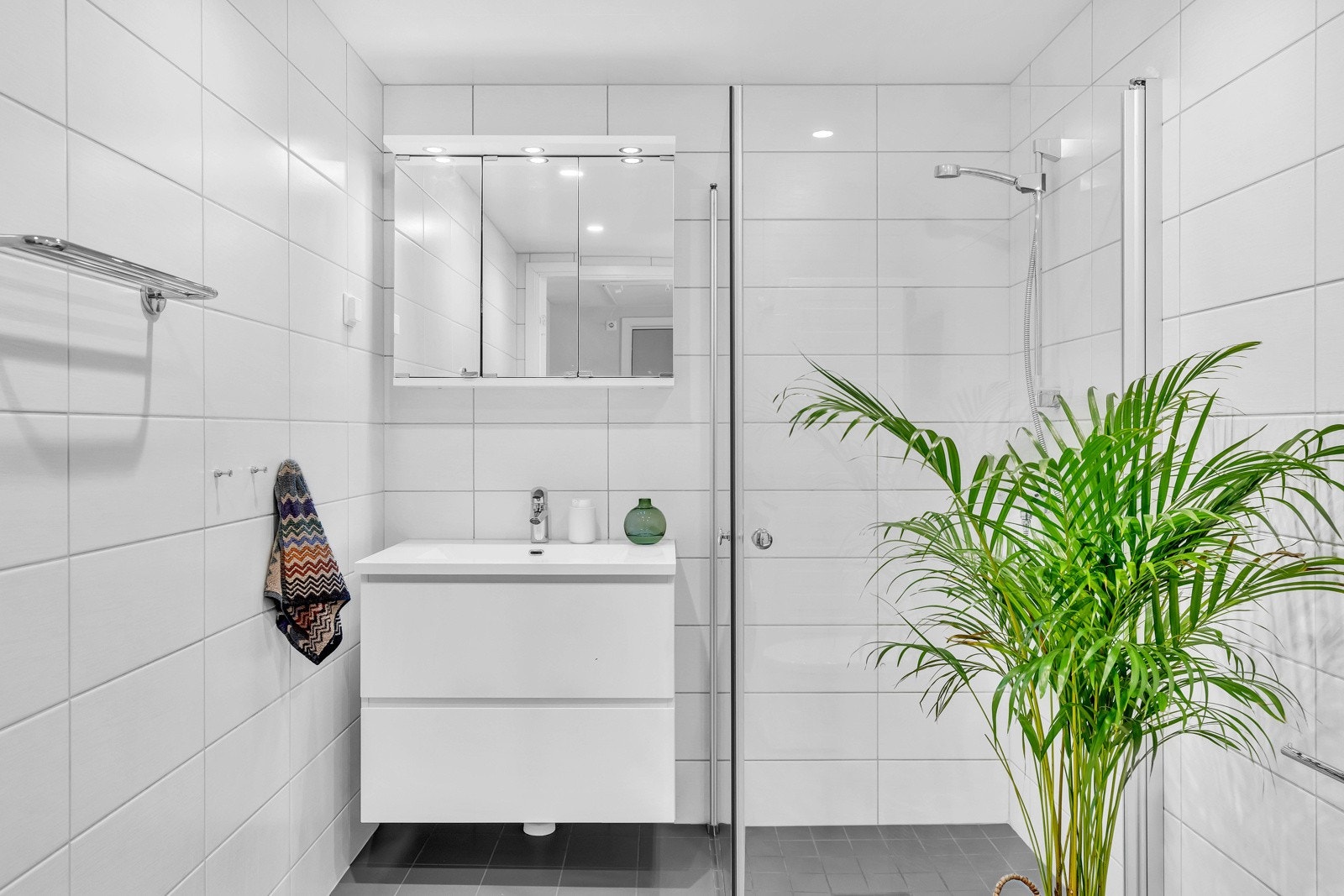 Det er oppbevaringsplass til badeartikler i servantskapet, og ytterligere oppbevaringsplass bak speilene for hygieneprodukter. Ekstra belysning over speilet og stikkontakt på vegg for ekstra bekvemmelighet Galleribilde