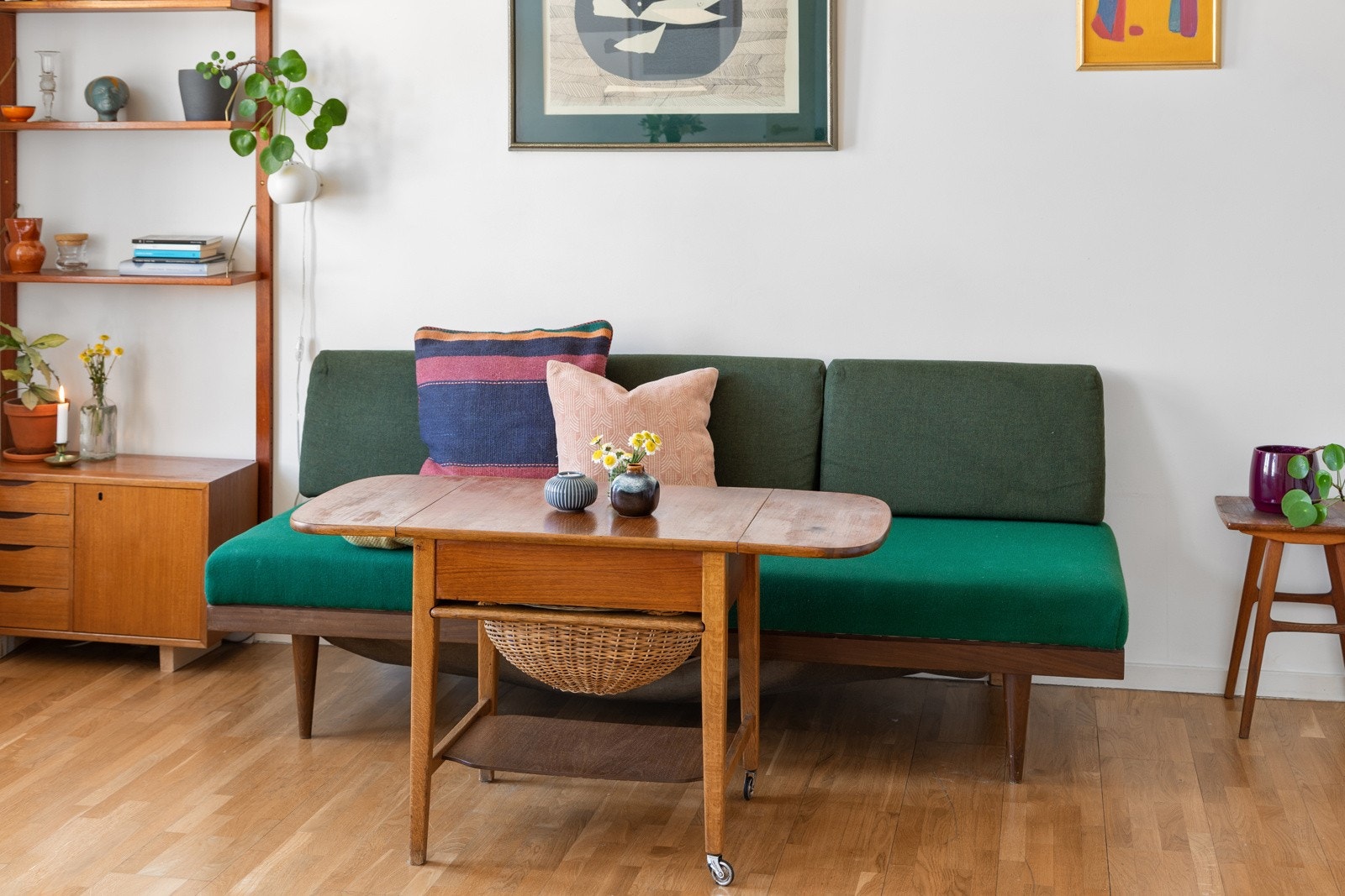 Leiligheten er malt i lyse og tidsriktige farger Galleribilde