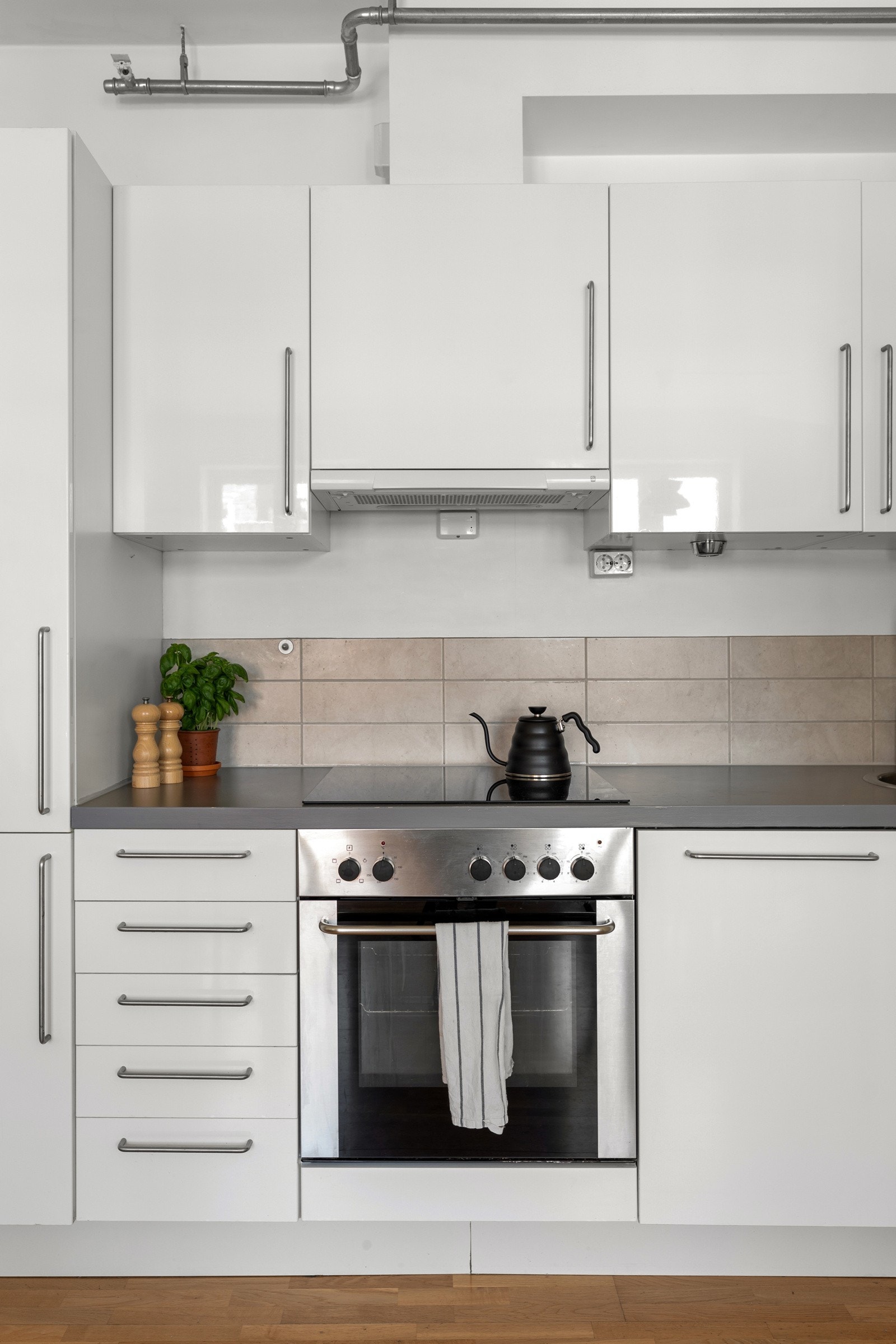 Benke- og skapplass til det du trenger Galleribilde