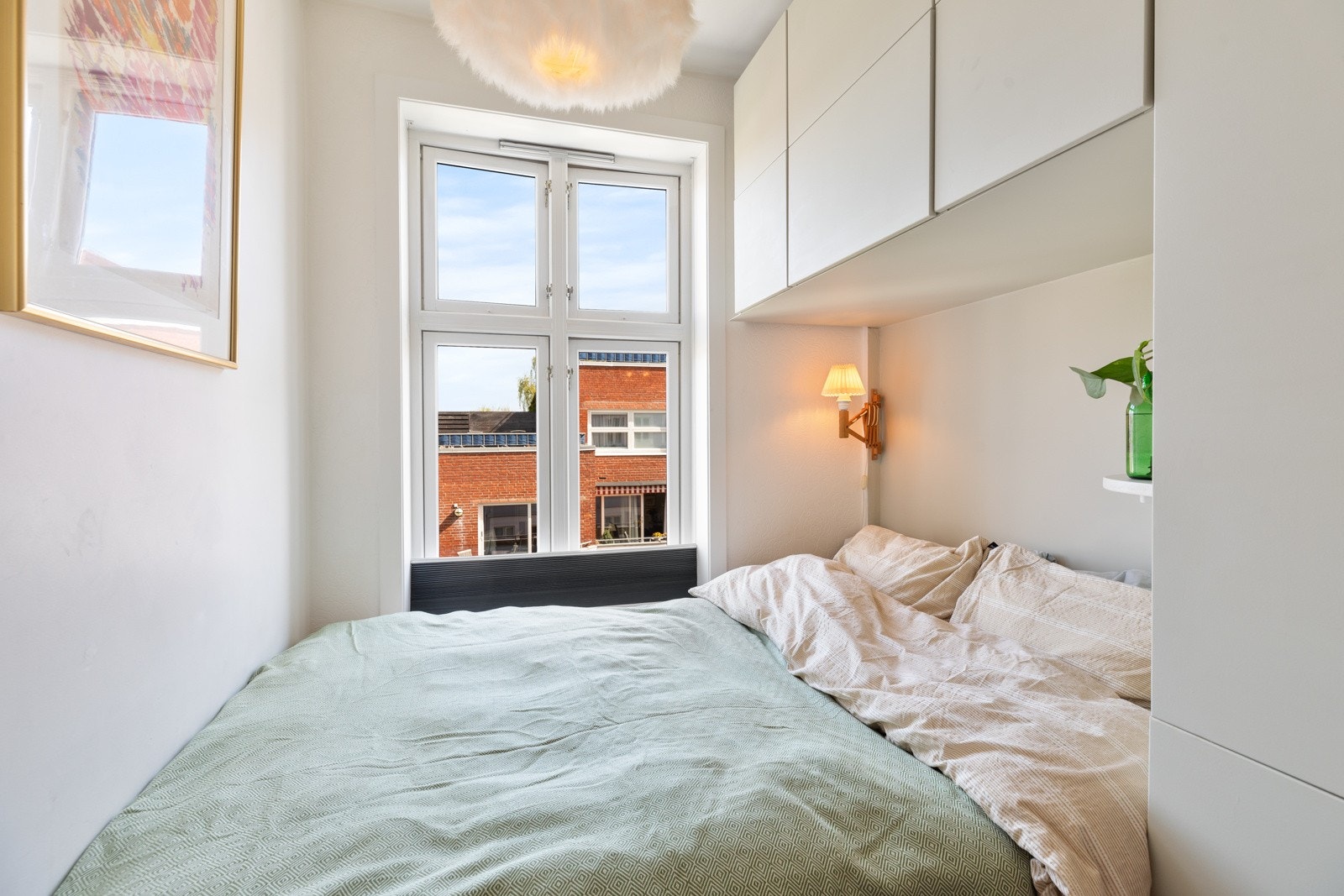 Praktisk garderobeløsning rundt sengen Galleribilde