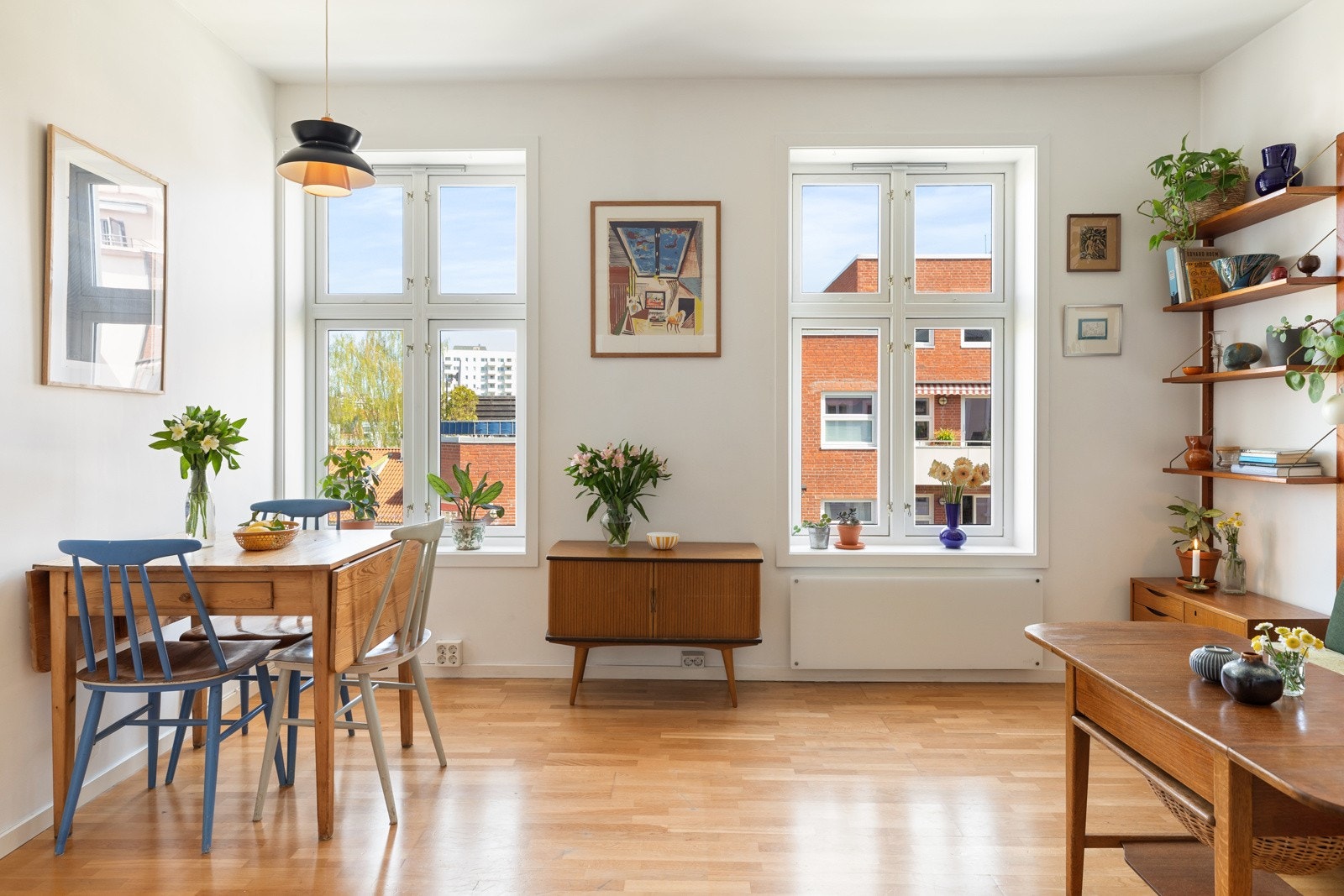 Det er store vinduer som gir rikelig med lys Galleribilde