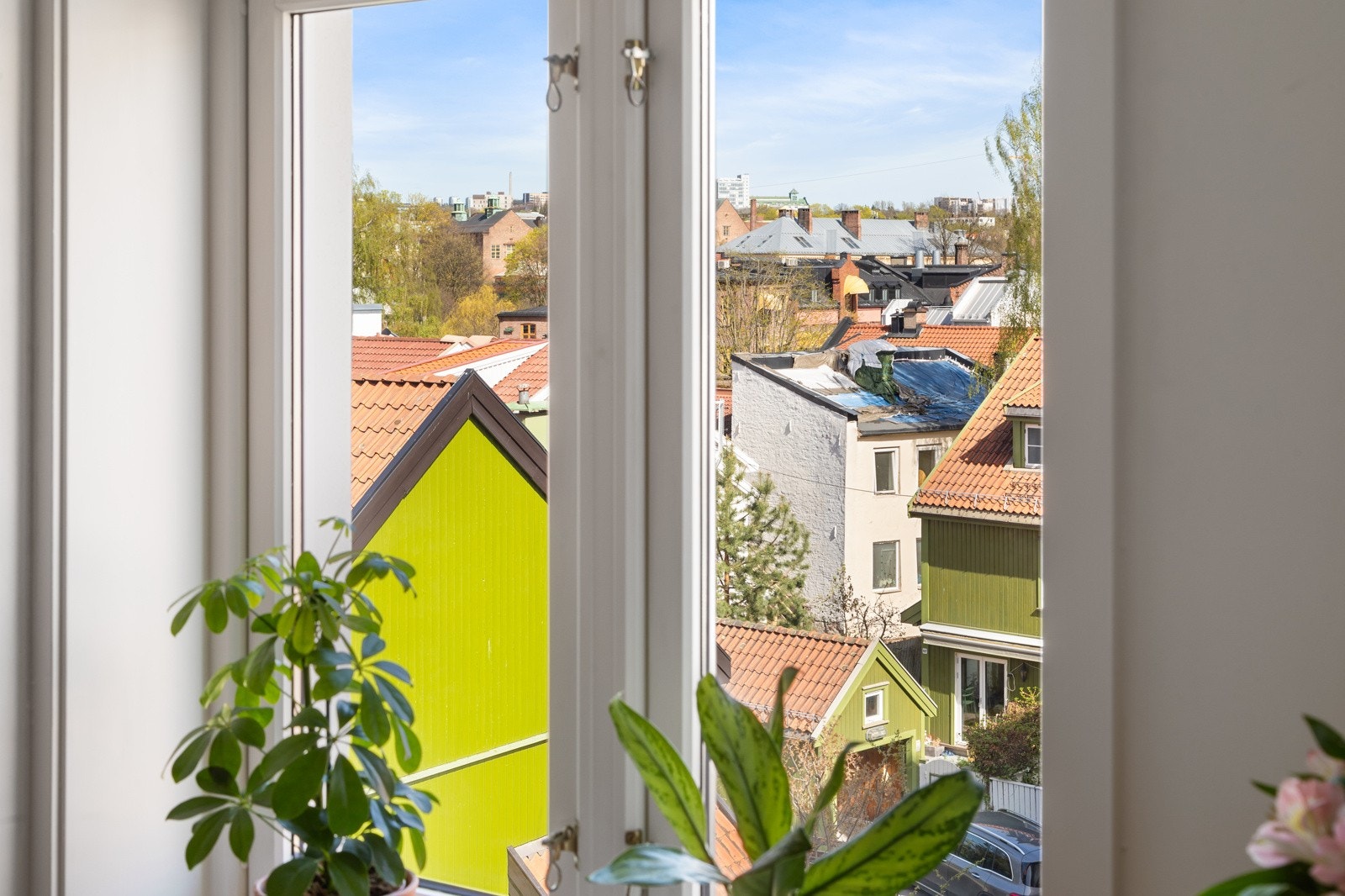 Hyggelig utsyn over trehusbebyggelsen Galleribilde