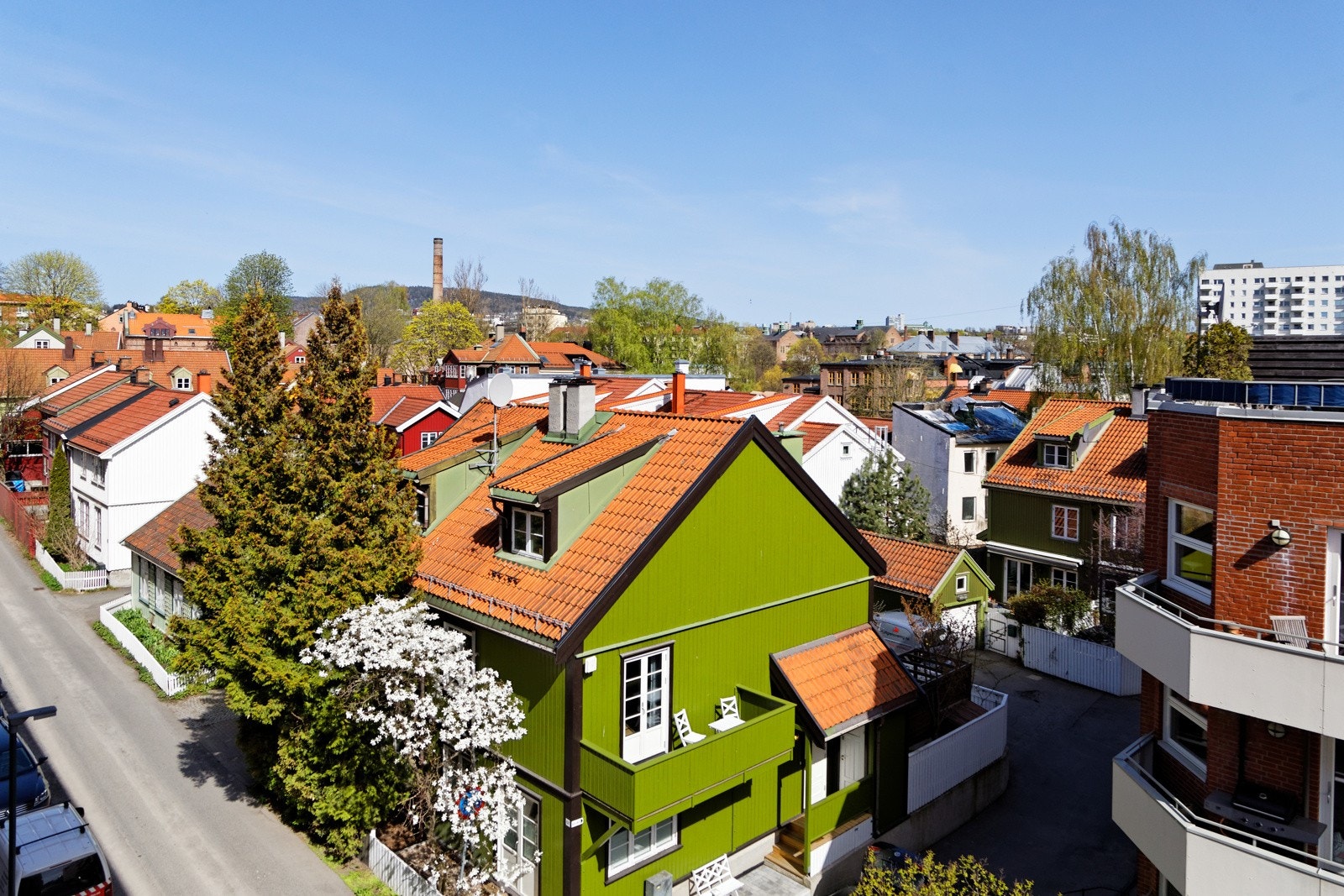 Området rundt boligen er preget av koselig trehusbebyggelse Galleribilde