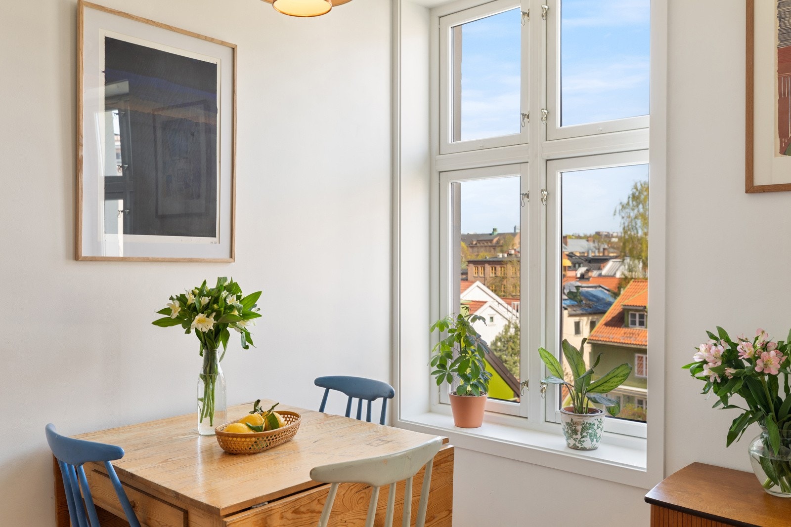 Fritt utsyn fra flere av vinduene Galleribilde