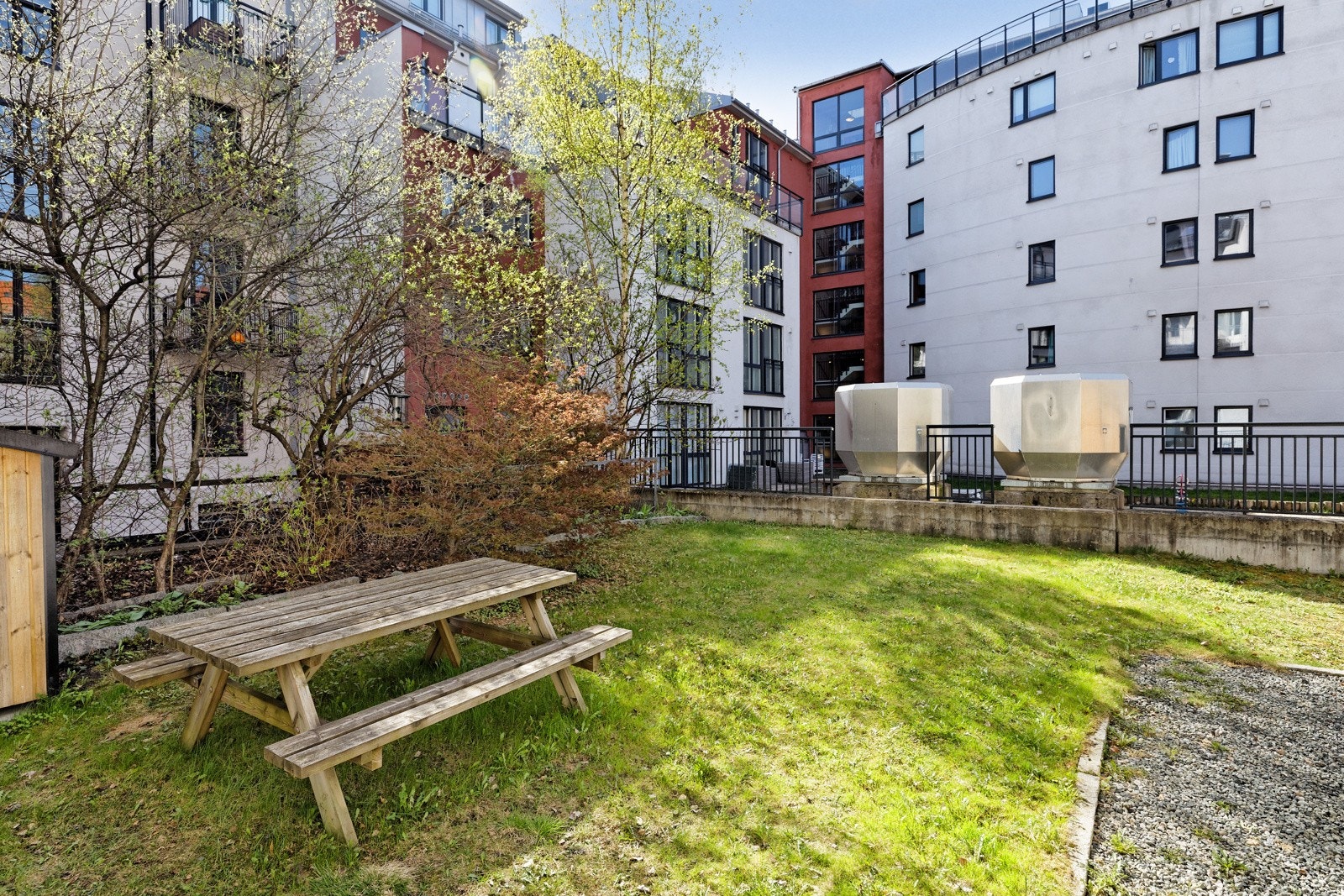 Opparbeidet bakgård med sykkelparkering og gressplen Galleribilde