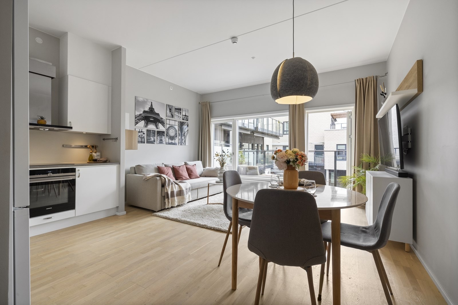 Åpen stue- og kjøkkenløsning med store vindusflater og god planløsning, dette gir en luftig og åpen romfølelse. Galleribilde