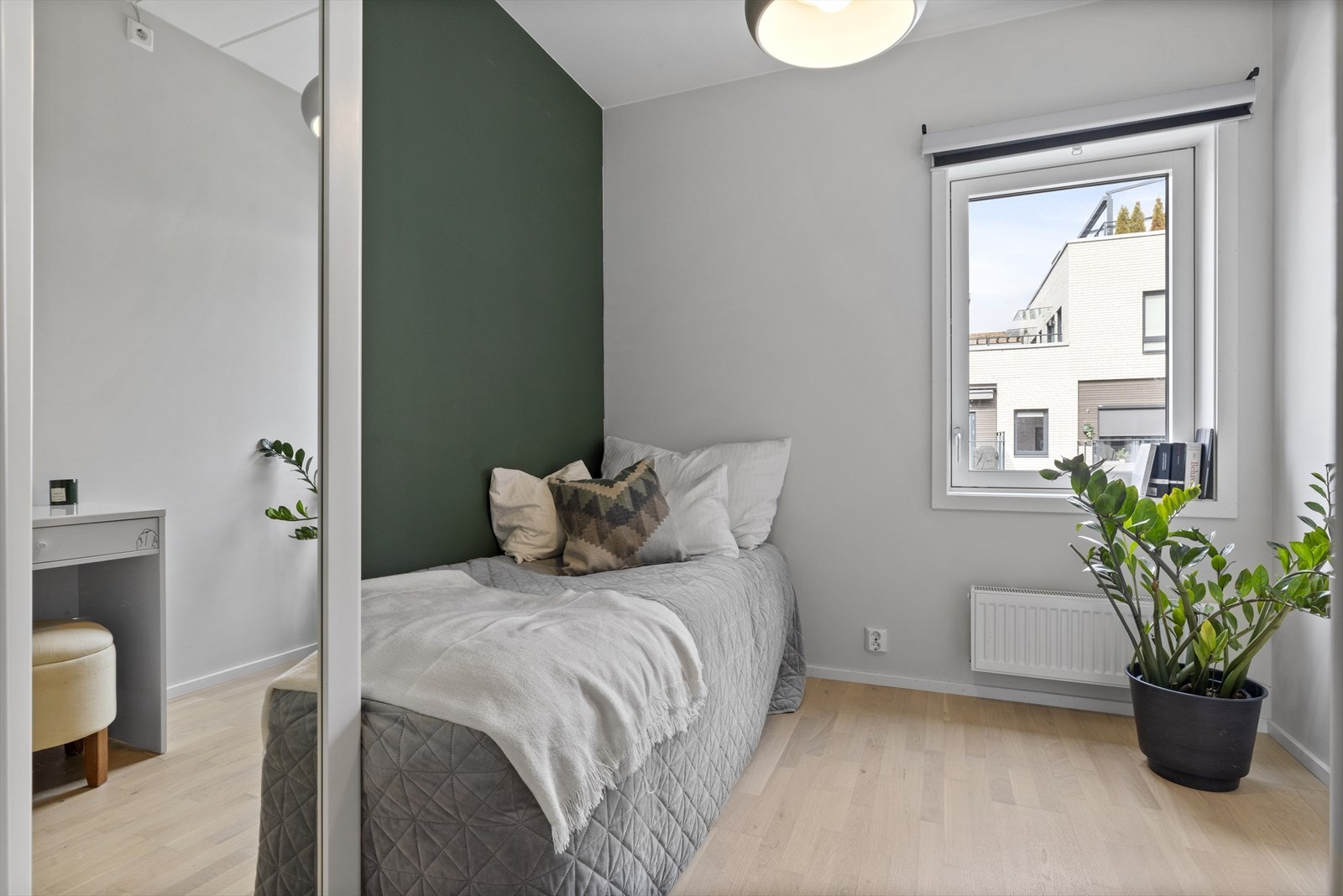 Stort vindu sørger for gode lysforhold og gjør det enkelt å lufte ut. Galleribilde