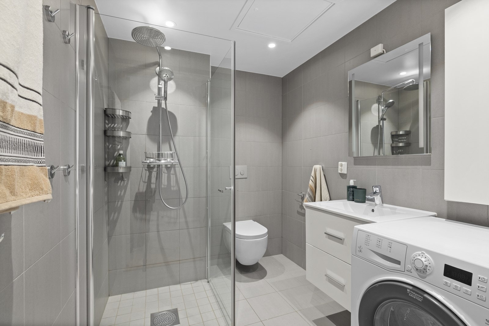 Lyst og pent bad fra 2019 med vannbåren varme i gulv og downlights i himling Galleribilde