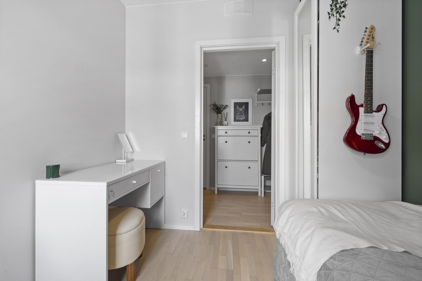 Fine møbleringsmuligheter med plass til seng, skrivebord, skap og øvrig møblement. Galleribilde