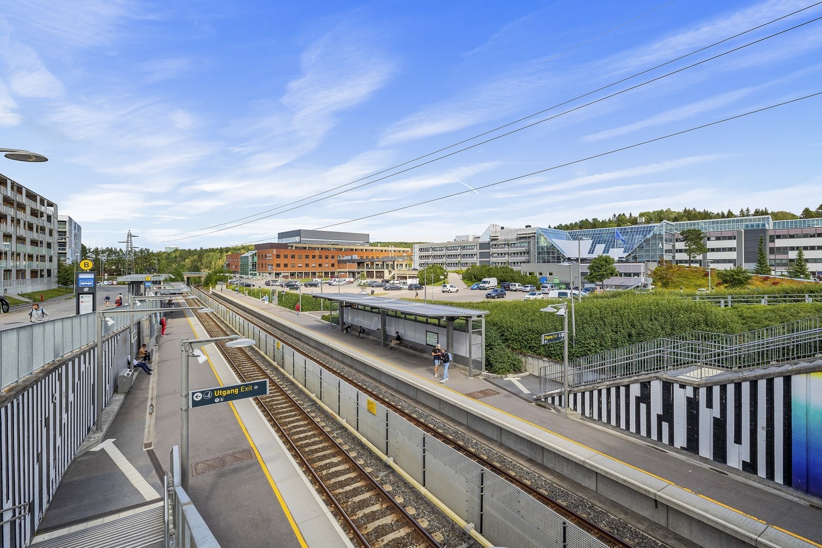 Kort vei til T-bane og buss på Skullerud Galleribilde