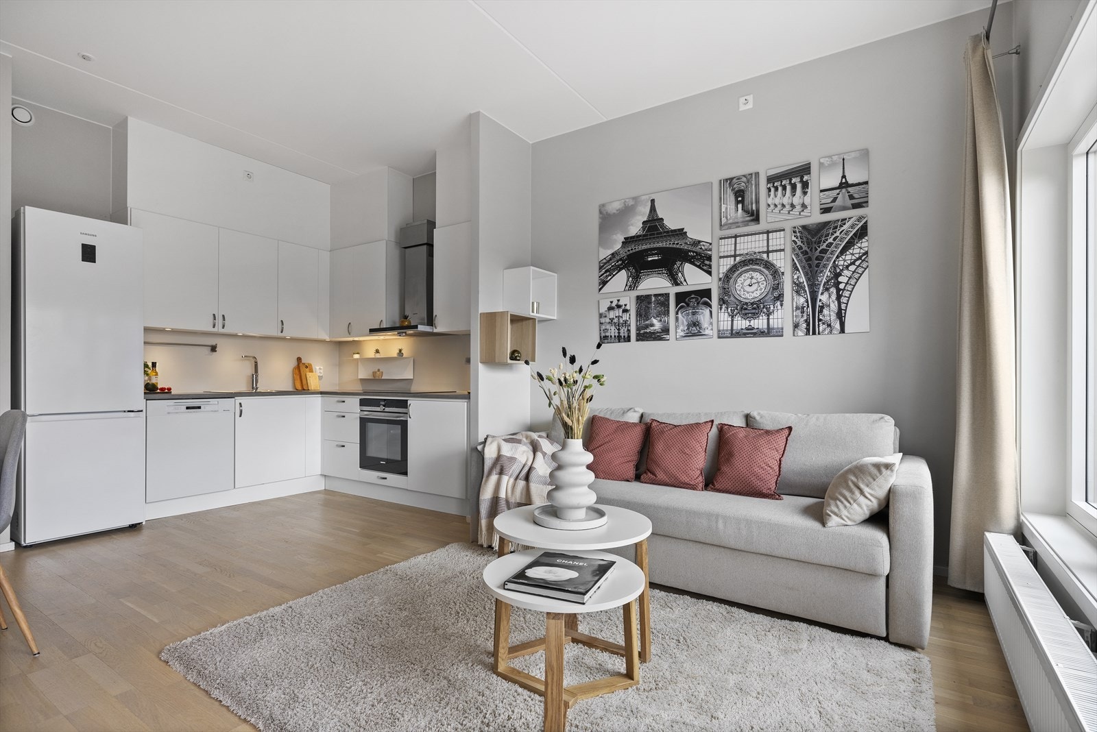 Sosial og åpen kjøkken-stueløsning Galleribilde