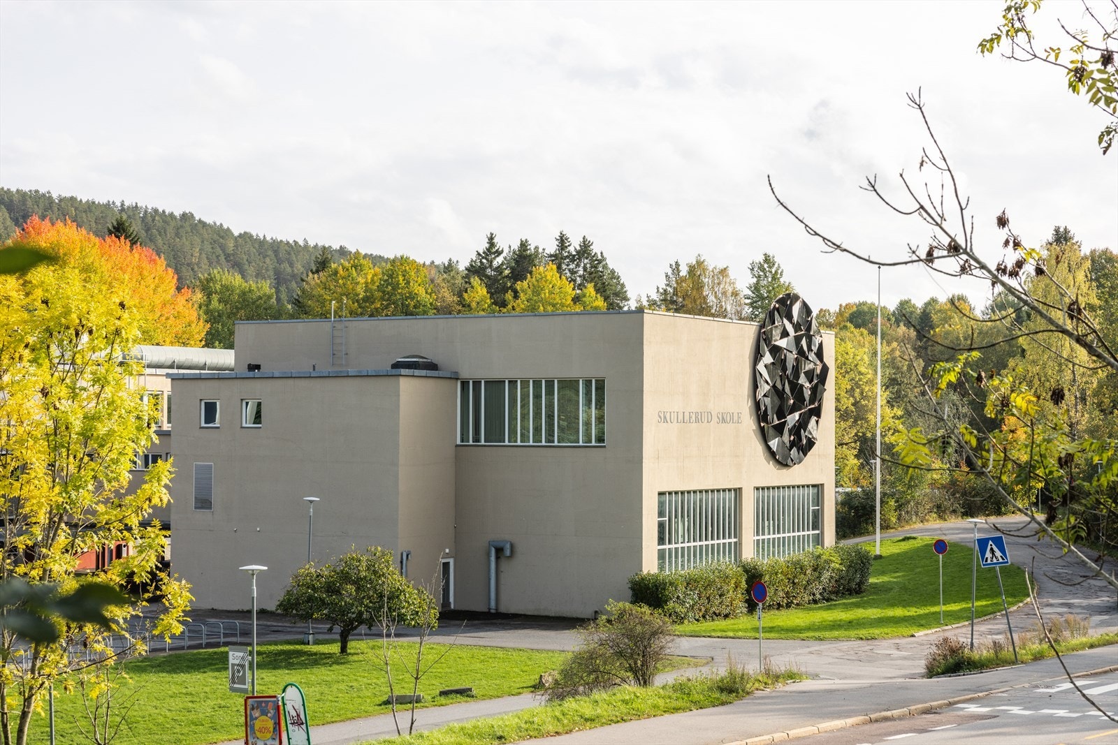 Boligens beliggenhet og område er meget attraktivt for barnefamilier med flere skoler og barnehager i nærområdet Galleribilde