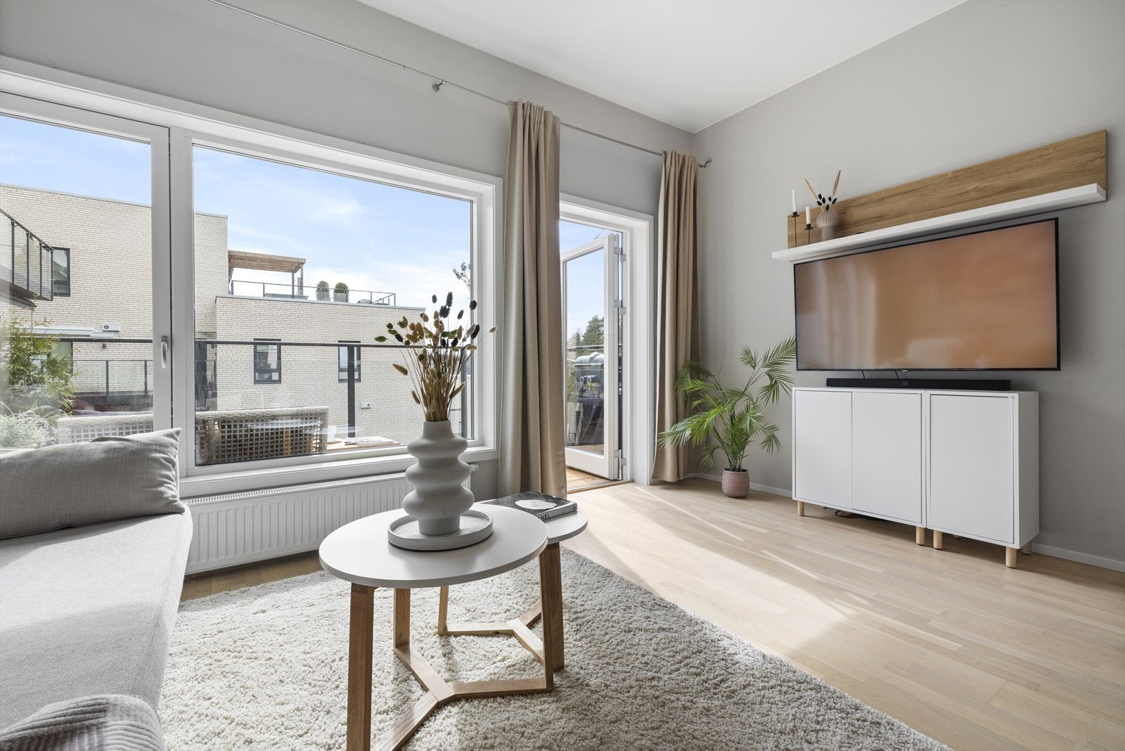 Store vindusflater sørger for gode lys- og solforhold Galleribilde