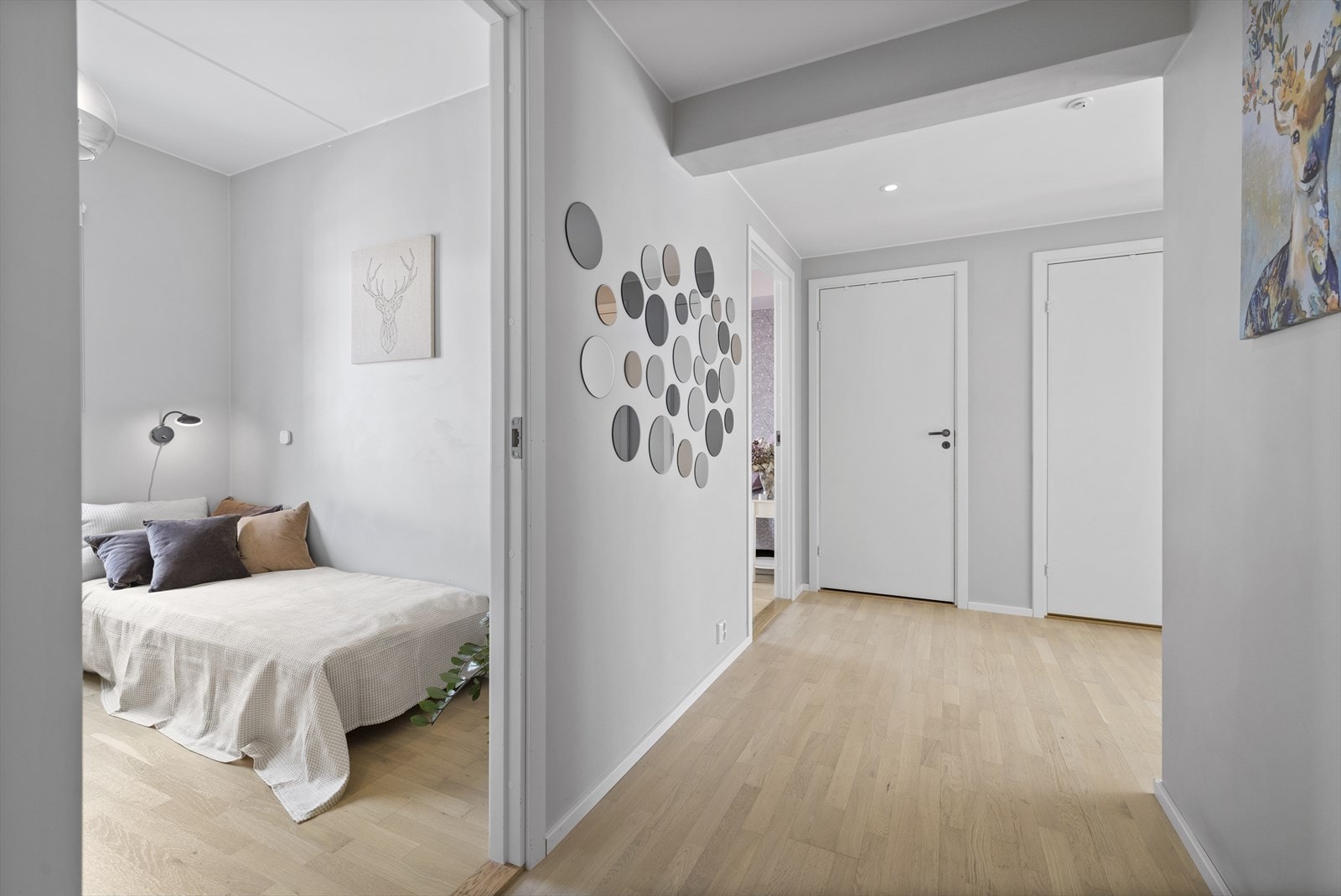 Praktisk bod på ca. 4 kvm i tilknytting til gangen bidrar til ekstra lagringsplass og funksjonalitet Galleribilde