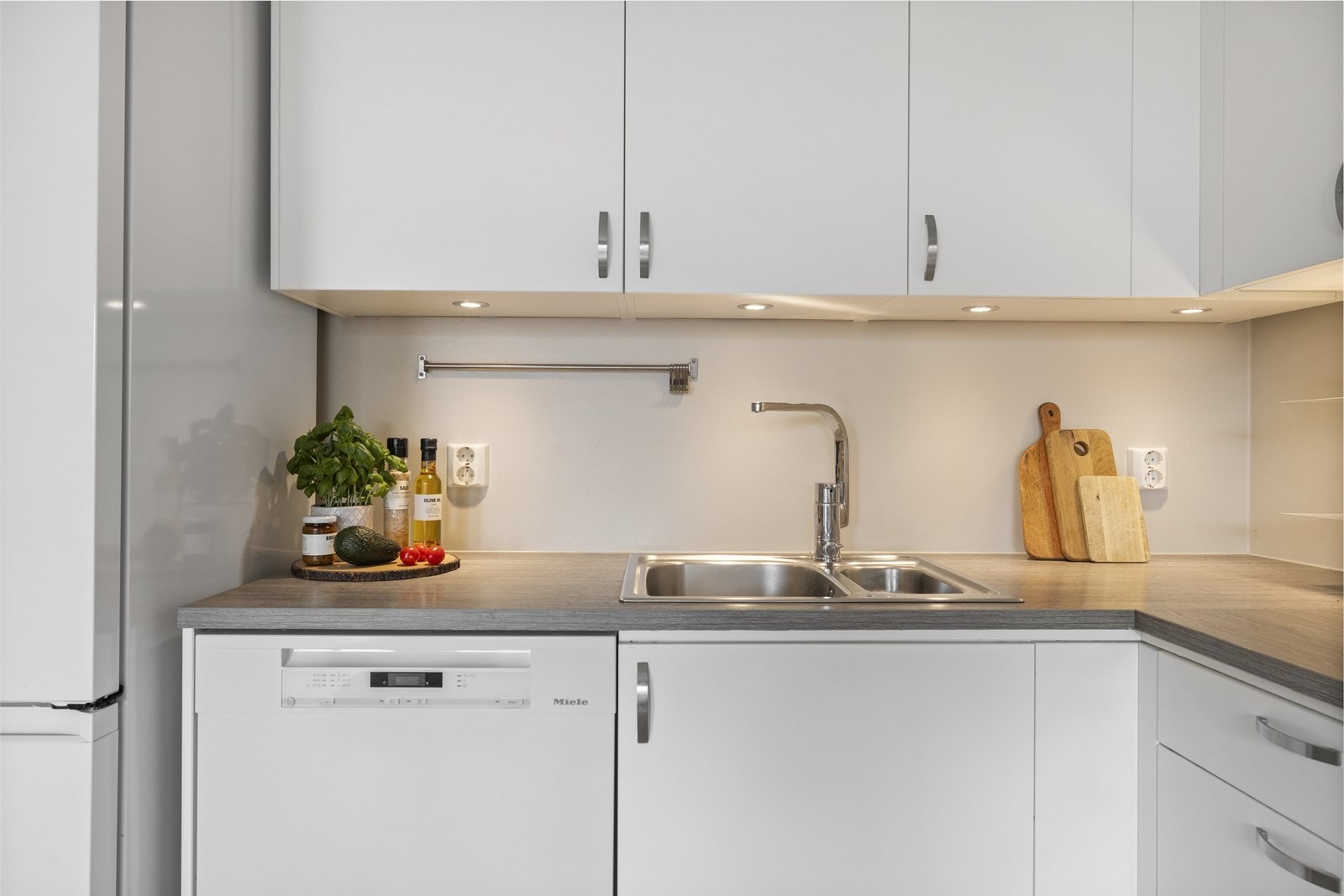 Det er montert vannvakt og komfyrvakt på kjøkkenet. Ventilator tilkoblet anlegg Galleribilde