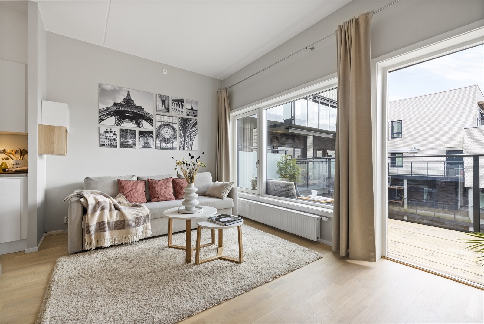 Lys og romslig stue med en utforming som gjør det enkelt å møblere. Stuens store vindusflater sørger for godt med naturlig lysinnslipp Galleribilde