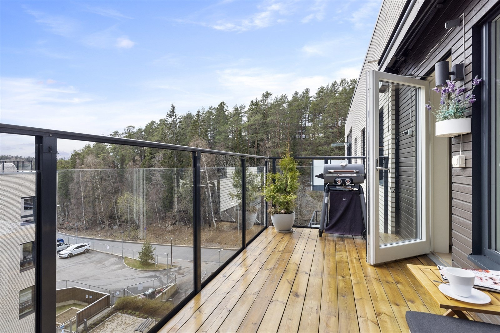 Balkong er utstyrt med stikkontakter og markise Galleribilde