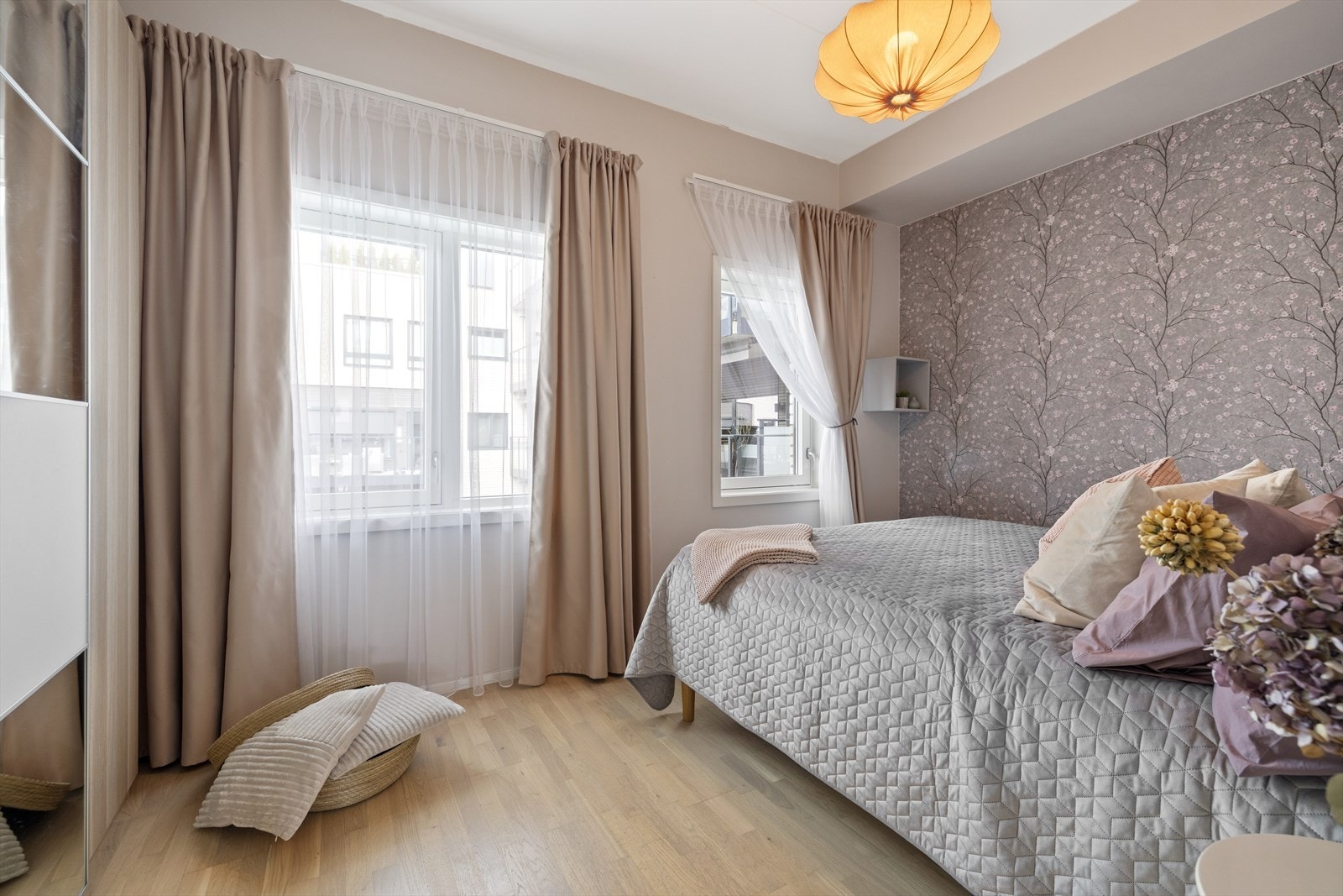 Romslig og luftig hovedsoverom med god plass til dobbeltseng, tilhørende nattbord og oppbevaring. Galleribilde