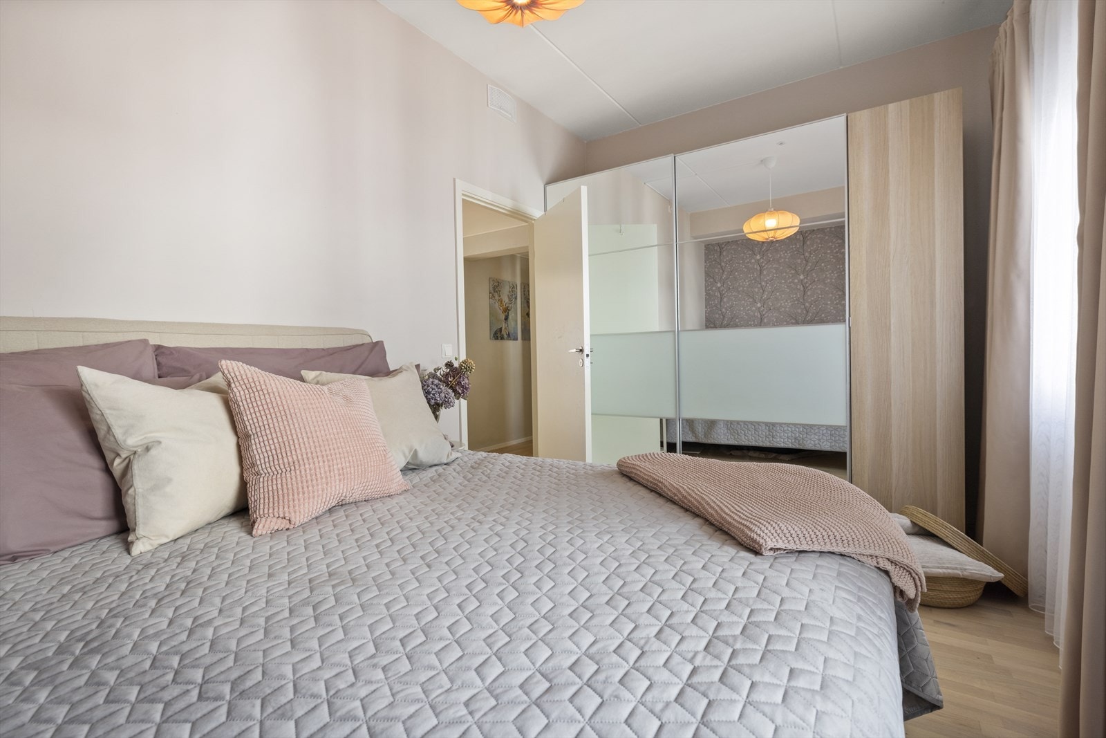 Stor skyvedørsgarderobe gir godt med oppbevaringsplass. Galleribilde