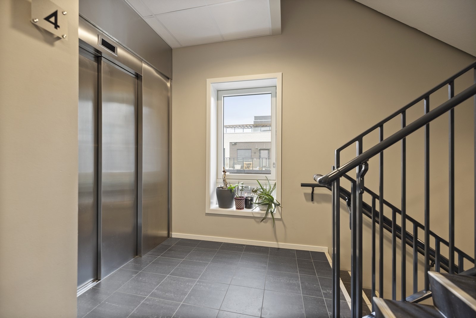 Heis som tar deg til garasjeanlegg Galleribilde