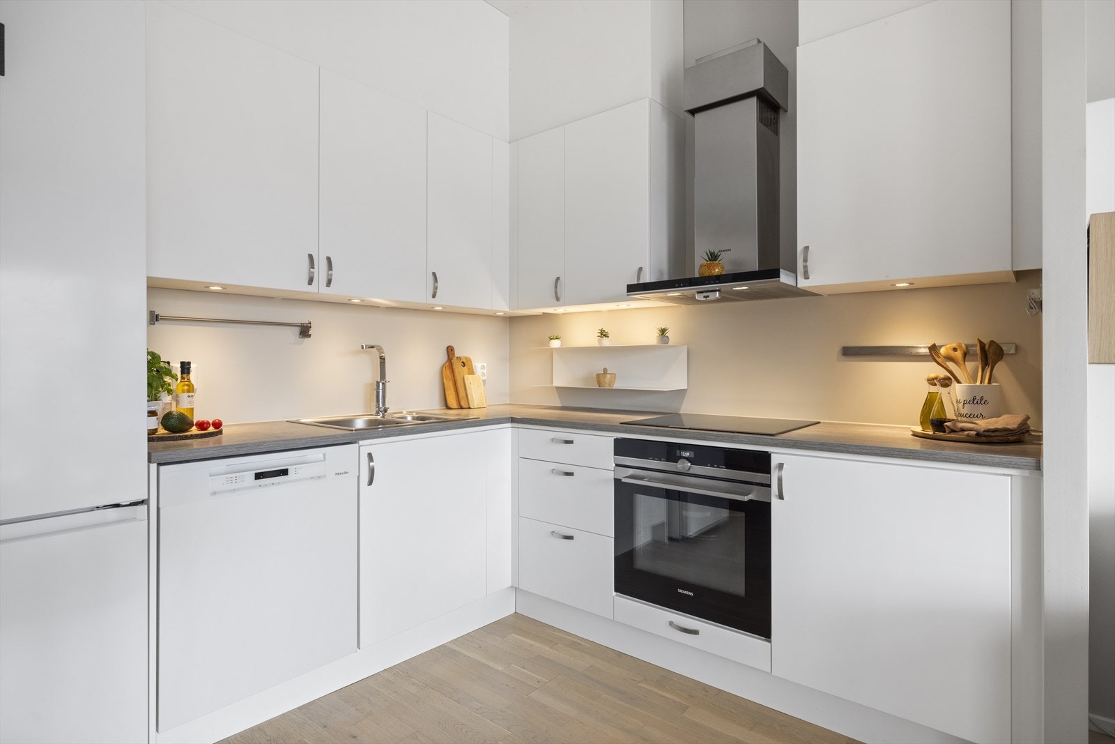 Stilren kjøkkeninnredning fra Drømmekjøkkenet med glatte fronter og foliert benkeplate Galleribilde