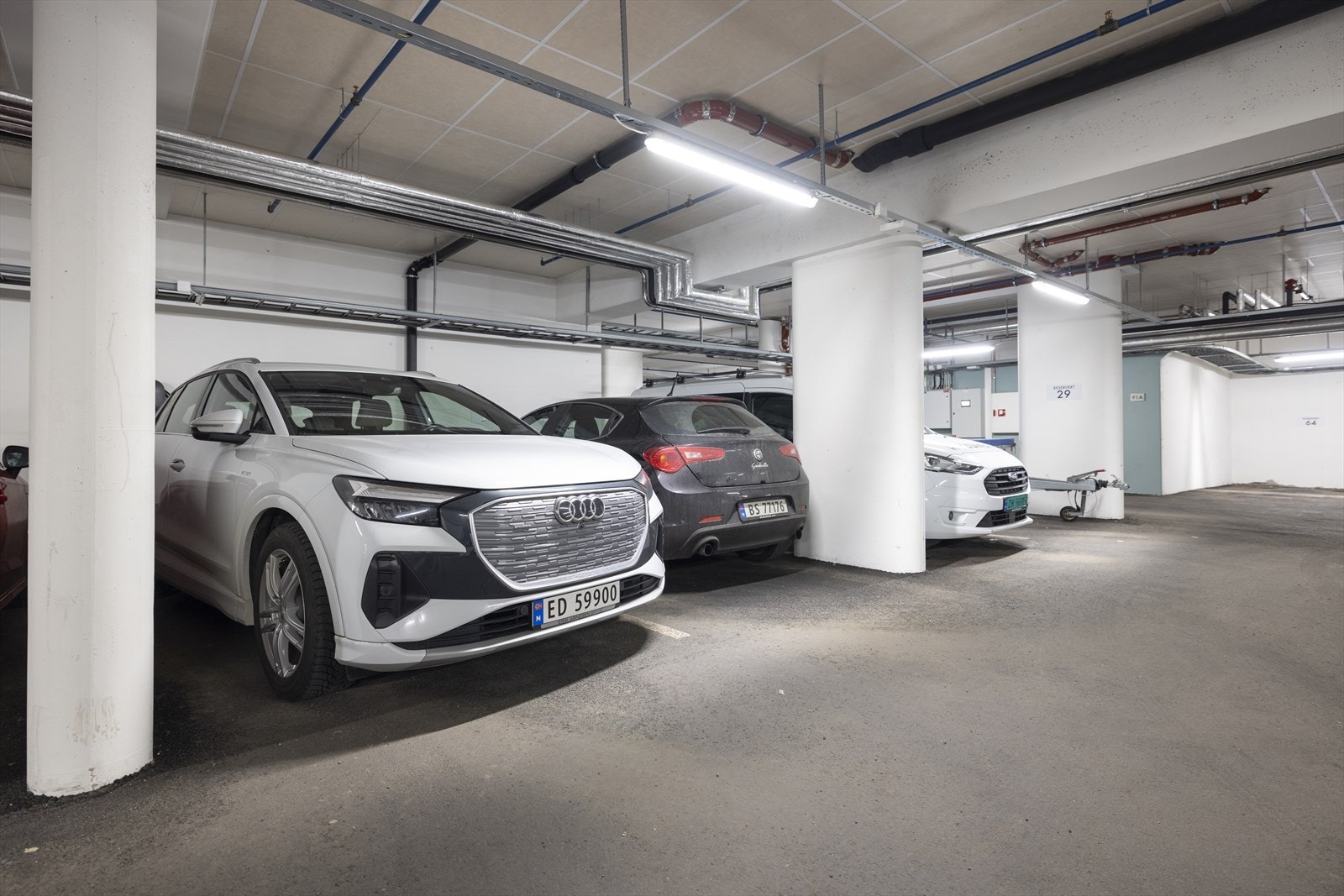 Garasjeplass medfølger. Kjøper gjøres oppmerksom på at el-lader ikke medfølger ved salg. Galleribilde